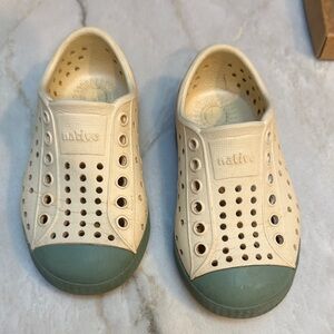 Native Kids Water Shoes in Cream and Teal